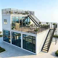 Cabane Apple en acier blanc surélevée à deux niveaux avec bar et terrasse en bois pour salon extérieur