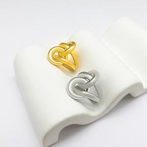 Bague enveloppante à nœud brillant distinctif en acier inoxydable moderne Design torsadé véritable plaqué or 18 carats pour femmes - Product Image 2