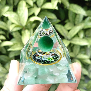Pyramide en résine époxy avec galets de cristal, ornement de bureau, décoration d'aquarium, anneau en aventurine œil de chat verte, cadeau - Product Image 4