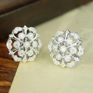 Orecchini a Perno con Fiore Traforato per Donne, Gioielli per Orecchie Floreali e Alla Moda - Product Image 5