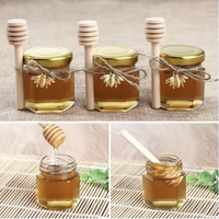 Lot de 30 mini-pots à miel hexagonaux en verre de 45 ml avec cuillère en bois, couvercle à vis doré et pendentif abeille pour mariages et fêtes