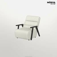 Fauteuil lounge NORYA à dossier haut rembourré en tissu marron avec accoudoirs en bois massif pour salon, meubles en bois et salle de lecture