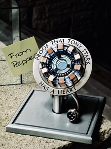 Modè<span class=keywords><strong>le</strong></span> de réacteur Arc d'Iron Man, modè<span class=keywords><strong>le</strong></span> de cœur de Tony Stark 1:1 avec éclairage LED, boîte en acrylique, ornement de collection de bureau, cadeau - Product Image 2
