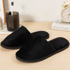 Zapatillas personalizadas negras suaves antideslizantes con logotipo para uso en viajes y hoteles - Product Image 1