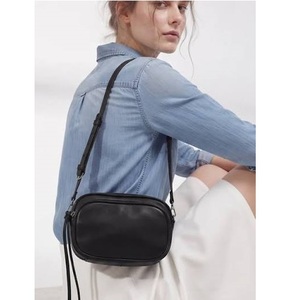 Sac à main élégant en similicuir pour femme avec pompon décoratif, ouverture zippée sécurisée, grand espace de rangement intérieur, sac à main tendance - Product Image 1