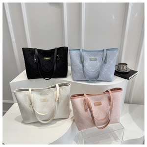 Bolso Tote de Mujer, Gran Capacidad, Impermeable, de Cuero PU, Abertura Superior, Listo para la Playa, Detalle de Bordado, Colección Otoño/Invierno - Product Image 6