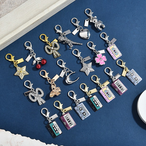 Porte-clés Rétro Y2K en forme de <span class=keywords><strong>cassette</strong></span> musicale, avec breloques pendentifs DIY en émail, ornées de strass, motifs mignons (cerise, ours, papillon, trèfle, nœud, animal) - Product Image 1