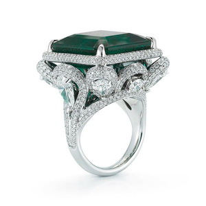 Anello Rettangolare Verde Smeraldo dal Design Classico - Product Image 3