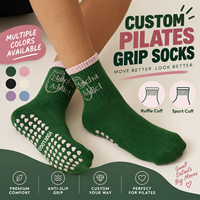 Chaussettes mi-mollet antidérapantes vert foncé personnalisées avec bordure contrastante rose et motif textuel, à pois en forme de cœur, pour femmes, idéales pour le Pilates