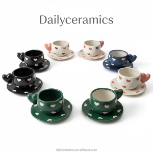 कस्टम हृदय आकार का हैंडल सिरेमिक कॉफी मग और सॉकर सेट करें उपहार के लिए हस्तनिर्मित मीठे दिल पैटर्न चाय कप - Product Image 2