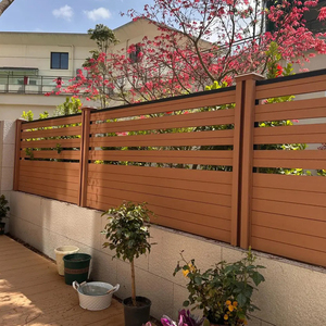 Panneaux de clôture de jardin en composite <span class=keywords><strong>bois</strong></span>-plastique (WPC) en alliage d'aluminium à <span class=keywords><strong>prix</strong></span> abordable, résistants à la corrosion, imperméables et faciles à installer - Product Image 1