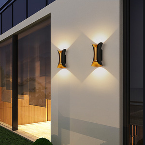 Lámpara de pared exterior LED dorada con iluminación superior e inferior para puerta de villa, patio o pasillo. - Product Image 3