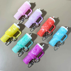 Llaveros con diseño de taza adorable 2026 para accesorios de la Copa Stanley, mini llaveros creativos con forma de taza, adornos para mochilas de mujer - Product Image 3