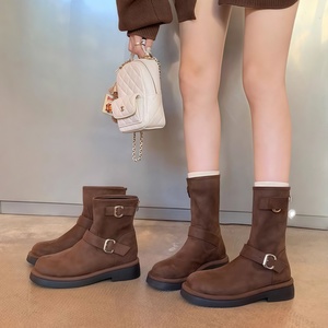 Nouvelles Bottes Courtes Montantes Rétro pour Motardes, Style Automne/Hiver, à Semelle Épaisse et Bout Rond, avec Ceinture – Vente en Gros pour Femmes - Product Image 1
