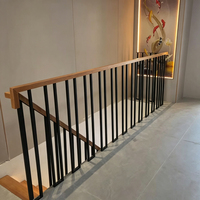 Escalier moderne intérieur à monopoutre centrale avec balustrade en acier et barres rondes