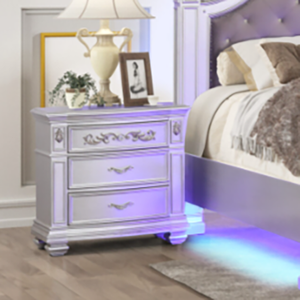 Mesita de Noche Metálica Plateada Glam con 3 Cajones y Tallado Ornamental para Dormitorio - Product Image 1