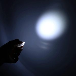 Mini lampe torche LED multicolore pour porte-clés, lumière blanche populaire, idéale pour sac à dos d'enfant, escaliers et randonnée - Product Image 6