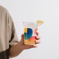 Gobelets en plastique PLA/PET à paroi simple de 8 oz, nervurés, diamètre 90 mm, design gaufré durable, couvercles bombés/plats, impression de logo, café/thé/jus