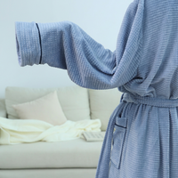 Peignoir long gaufré bleu clair pour femme avec col châle à séchage rapide et ceinture, idéal pour toutes les saisons