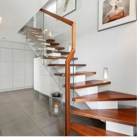 Escalier flottant moderne et minimaliste sur mesure avec monopoutre de luxe, marches en bois massif et garde-corps en verre pour intérieur