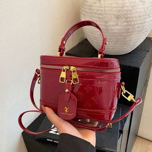 Bolso de Mano para Mujer Estilo Retro. Se Puede Llevar Cruzado por la Espalda. Presenta patrones geométricos modernos y cremalleras.8043 - Product Image 5