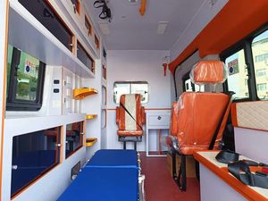 Ambulance à toit haut F0rd avec équipement médical pour le transport et le traitement des blessés et des malades - Product Image 2