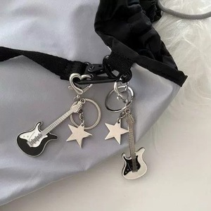 Llavero de guitarra eléctrica y bajo estilo Y2K Spicy Girl, colgante para bolso retro americano de nicho, estilo <span class=keywords><strong>dulce</strong></span> y cool del <span class=keywords><strong>milenio</strong></span> - Product Image 6