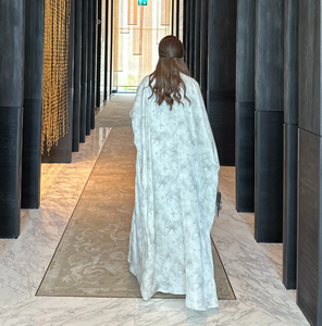 Abaya de Verano LEDUO, Corte Amplio, Blanca, con Estampado de Seda, Larga hasta el Suelo, Mangas Largas, Estilo Étnico - Product Image 2