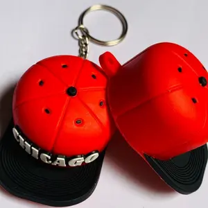 Изготовленные на заказ брелки для ключей в форме шапки 3D из мягкого ПВХ резины силикона бейсбола оптовая продажа брелоков для ключей шляпы цвета и логотип Пантон