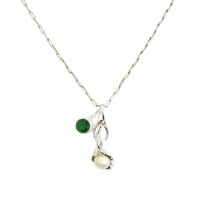 Pendentif élégant en argent sterling 925 de style feuille avec pierre précieuse onyx vert et perle d'eau douce, bijoux faits main par un designer - Product Image 1