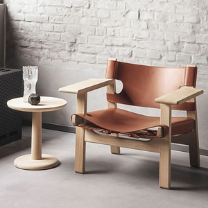 Fauteuil lounge capitonné en cuir véritable et bois massif |   Fauteuil design en gros pour chambre d'hôtel de luxe et mobilier scolaire - Product Image 1