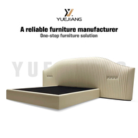 Lit de créateur pleine grandeur avec tête de lit haute à texture froissée naturelle, rembourrage en mousse épaisse, cadre en bois de pin, lit italien moelleux