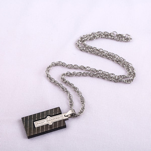 สร้อยคอผู้ชายจี้สี่เหลี่ยมสแตนเลสสีดำสลักลาย Forever Love สวมใส่ได้ทุกวัน - Product Image 4