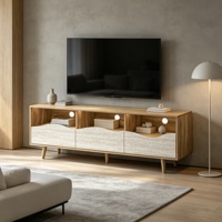 Console multimédia avec portes ondulées en faux travertin, rangement ouvert, trous pour câbles et pieds en bois pour salon