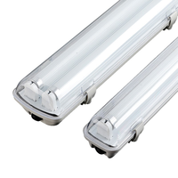 Luminaria LED Tri-Proof IP65 Resistente a la Intemperie, Hermética al Vapor, para Uso en Interiores, Almacenes Industriales y Estacionamientos