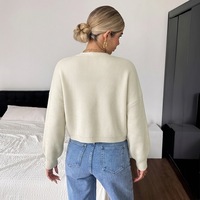 Vêtements en gros pour femmes : Cardigan en crochet brodé, style de marque, idéal pour les robes d'église