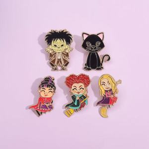 Venta al por mayor película personaje Pin insignia lindo dibujos animados divertido montar escoba Gato Negro estilo broche de alta calidad Chic suave esmalte Pin - Product Image 2