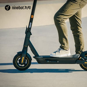 Trottinette électrique pour adultes Segway Ninebot Max G2 1000W avec une vitesse maximale de 22 mph et une batterie de 551 Wh - Product Image 3
