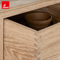 Meuble de cuisine scandinave moderne en chêne européen naturel, avec façade en plaque pleine, sans poignée, à joints apparents et tiroir à queue de cygne