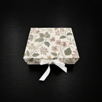Boîte pliable magnétique rigide beige sur mesure de luxe avec fermeture à ruban en soie, matériau recyclable pour emballage de cadeau de mariage ou de parfum