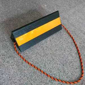 Butée de roue en caoutchouc pour aviation 455*165(15)*150mm avec corde - Product Image 2