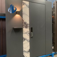 Porte d'entrée simple de sécurité en aluminium moulé, style luxe léger chinois, avec panneau latéral à texture marbre personnalisée, pour une maison, une conception unique