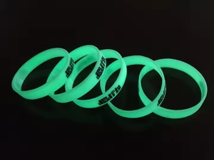 Bracelet en silicone personnalisé avec logo, fin, en caoutchouc, lumineux dans le noir, promotionnel – Ventes Flash - Product Image 4