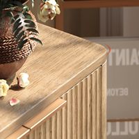Buffet en bois naturel à côtés cannelés avec un grand espace de rangement, portes à lattes verticales pour salle à manger, salon