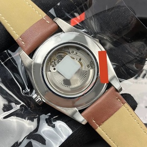 Reloj Tiss Style Powermatic 80 Diver Alarm Coin de 40 mm con cristal de zafiro, esfera plateada, movimiento mecánico y correa de cuero marrón de 20 mm - Product Image 6