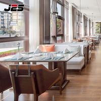Ensemble de mobilier de restaurant moderne et commercial de luxe avec chaise en cuir J2S, table en marbre, banquette pour hôtel, café, bistrot