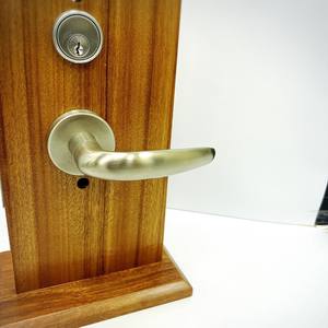 Cerradura de Puerta de Entrada Cromada Pulida de Lujo con Manija de Palanca Optimizada para Cerradura de Embutir de Apartamento - Product Image 4