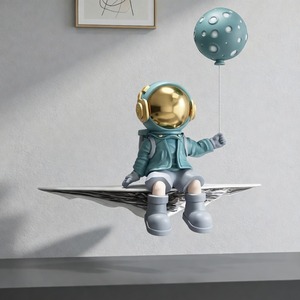 Escultura de Pared de Astronauta de Resina Personalizada con Globo de Planeta para Decoración de Sala de Estar y Exhibición de Temática Espacial - Product Image 4