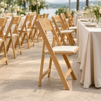 Chaises pliantes élégantes en bois pour l'extérieur, idéales pour les cérémonies de mariage en plein air, les événements hôteliers et les repas.