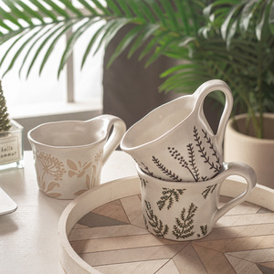 Tasse à café en terre cuite peinte à la main avec motif floral en relief, style vintage unique, peinture sous-glaçure, pour la maison ou le bureau - Product Image 1